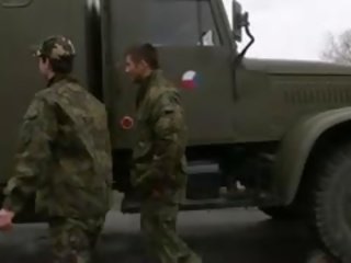 مارس الجنس إلى الحمار بواسطة عسكري قضيب