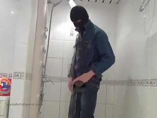 Der intern sa asul pantalong maong wascht sich im bad