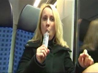 เยอรมัน ถนน หญิง masturbates และ ระยำ บน a รถไฟ