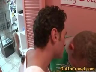 Due gay avere alcuni sesso clip in il indossare negozio 4 da outincrowd