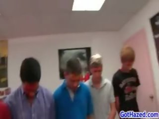 Grupa z youngsters nabyć homoseksualny poniżanie 3 przez gothazed