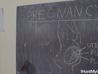 Mlada noseče študent wanks ji muca v na učilnica